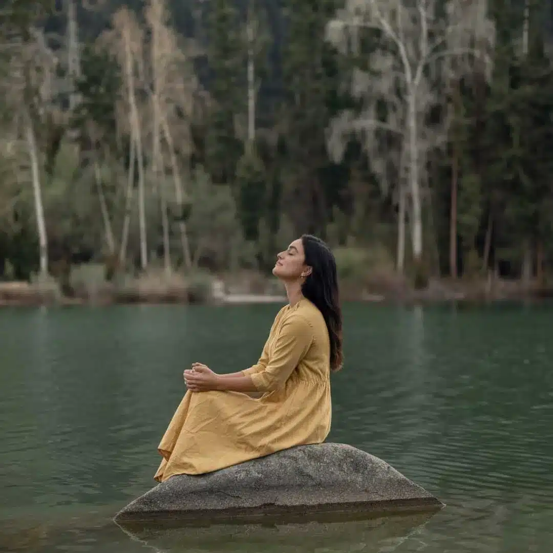 Mujer relajada junto a un lago