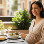 Mujer embarazada comiendo tranquila en un restaurante, cuidando los alimentos con los que tener cuidado en el embarazo