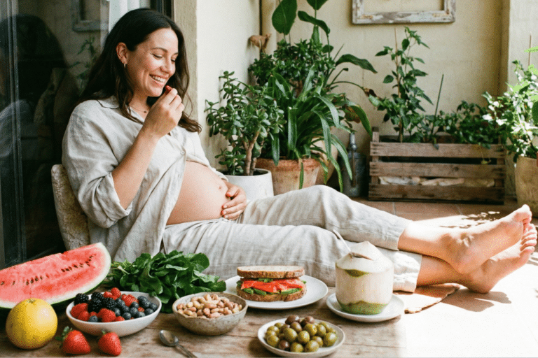 Mujer embarazada comiendo alimentos saludables para tensión baja