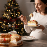 Mujer embarazada comiendo roscón de reyes con seguridad