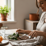Mujer embarazada comiendo alimentos ricos hierro embarazo saludable