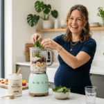 Embarazada preparando batido de proteína en polvo