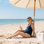 Mujer embarazada comiendo de forma segura en la playa