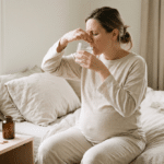 Mujer embarazada aprendiendo cómo tomar el suplemento prenatal para evitar náuseas