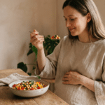 Mujer comiendo un bowl de garbanzos y verduras durante su embarazo vegetariano