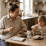 Mujer en su segundo embarazo comiendo lentejas con su hijo pequeño en la mesa de la cocina