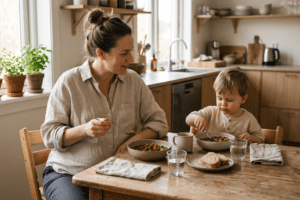 Mujer en su segundo embarazo comiendo lentejas con su hijo pequeño en la mesa de la cocina